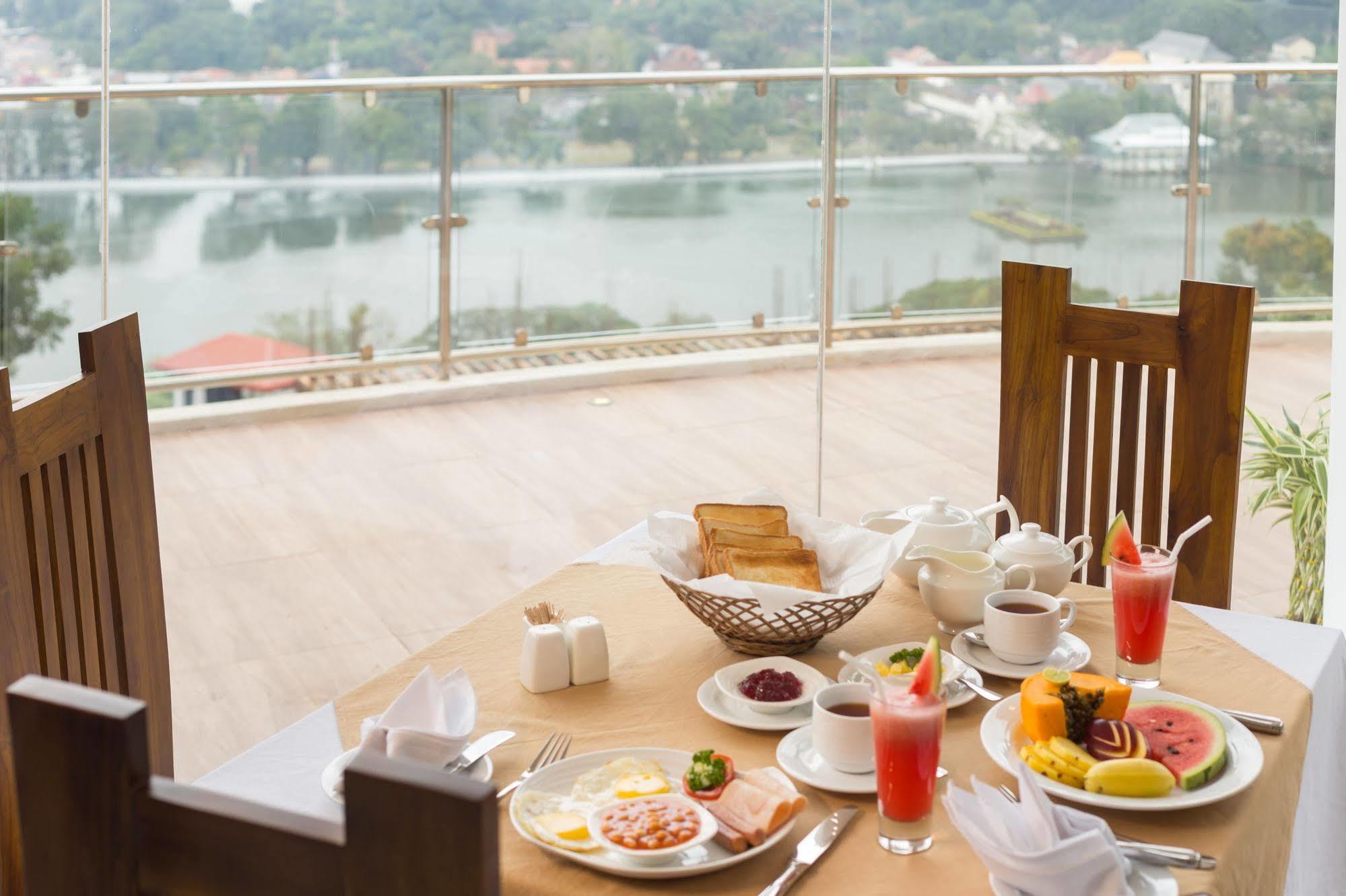 Sandriana Lake View Hotel Kandy Buitenkant foto